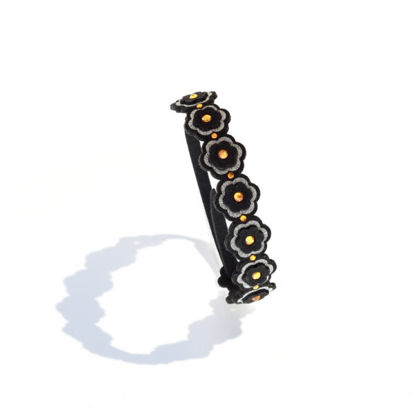 nero bracciale giallo copia 2